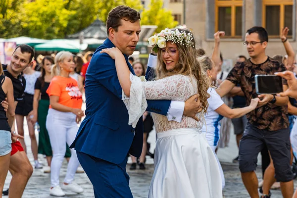 Wroclaw, Polonya - 31 Temmuz 2021: Rueda de Casino pazar meydanında açık etkinlik