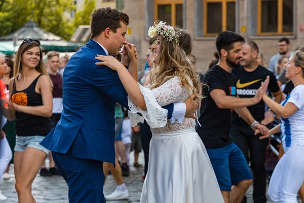 Wroclaw, Polonya - 31 Temmuz 2021: Rueda de Casino pazar meydanında açık etkinlik