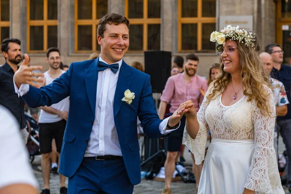 Wroclaw, Polonya - 31 Temmuz 2021: Rueda de Casino pazar meydanında açık etkinlik