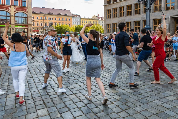 Wroclaw, Polonya - 31 Temmuz 2021: Rueda de Casino pazar meydanında açık etkinlik