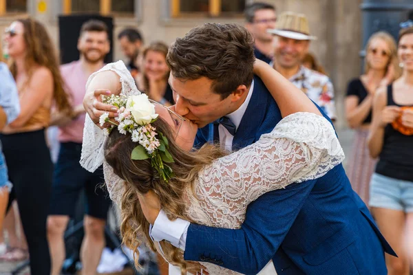 Wroclaw, Polonya - 31 Temmuz 2021: Rueda de Casino pazar meydanında açık etkinlik