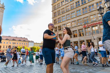 Wroclaw, Polonya - 31 Temmuz 2021: Rueda de Casino pazar meydanında açık etkinlik