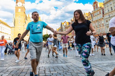 Wroclaw, Polonya - 31 Temmuz 2021: Rueda de Casino pazar meydanında açık etkinlik