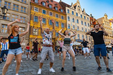 Wroclaw, Polonya - 31 Temmuz 2021: Rueda de Casino pazar meydanında açık etkinlik