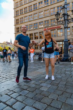 Wroclaw, Polonya - 31 Temmuz 2021: Rueda de Casino pazar meydanında açık etkinlik