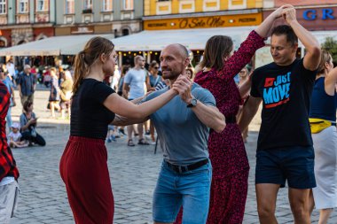 Wroclaw, Polonya - 31 Temmuz 2021: Rueda de Casino pazar meydanında açık etkinlik