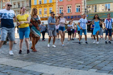Wroclaw, Polonya - 31 Temmuz 2021: Rueda de Casino pazar meydanında açık etkinlik