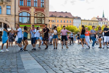 Wroclaw, Polonya - 31 Temmuz 2021: Rueda de Casino pazar meydanında açık etkinlik