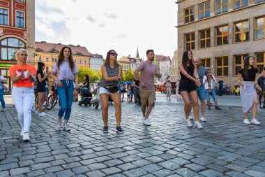 Wroclaw, Polonya - 31 Temmuz 2021: Rueda de Casino pazar meydanında açık etkinlik