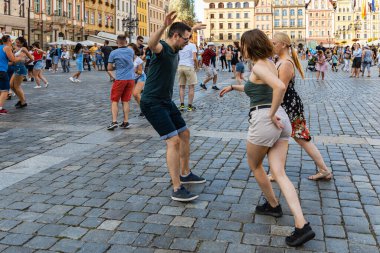 Wroclaw, Polonya - 31 Temmuz 2021: Rueda de Casino pazar meydanında açık etkinlik