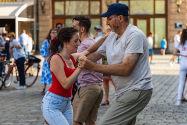 Wroclaw, Polonya - 31 Temmuz 2021: Rueda de Casino pazar meydanında açık etkinlik