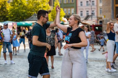 Wroclaw, Polonya - 31 Temmuz 2021: Rueda de Casino pazar meydanında açık etkinlik