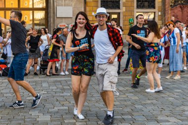 Wroclaw, Polonya - 31 Temmuz 2021: Rueda de Casino pazar meydanında açık etkinlik