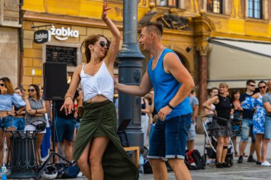 Wroclaw, Polonya - 31 Temmuz 2021: Rueda de Casino pazar meydanında açık etkinlik