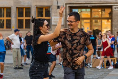 Wroclaw, Polonya - 31 Temmuz 2021: Rueda de Casino pazar meydanında açık etkinlik