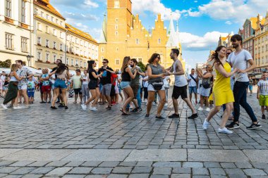 Wroclaw, Polonya - 31 Temmuz 2021: Rueda de Casino pazar meydanında açık etkinlik