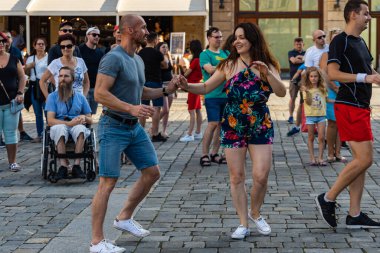 Wroclaw, Polonya - 31 Temmuz 2021: Rueda de Casino pazar meydanında açık etkinlik