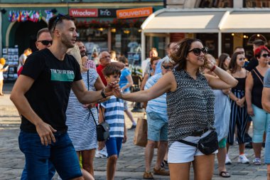 Wroclaw, Polonya - 31 Temmuz 2021: Rueda de Casino pazar meydanında açık etkinlik