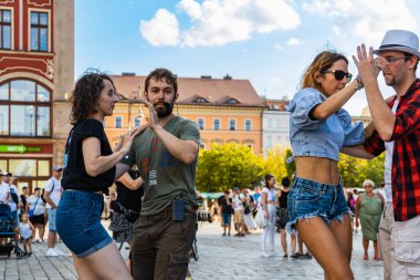 Wroclaw, Polonya - 31 Temmuz 2021: Rueda de Casino pazar meydanında açık etkinlik