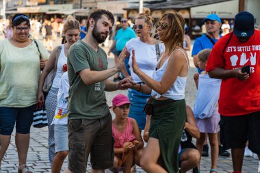 Wroclaw, Polonya - 31 Temmuz 2021: Rueda de Casino pazar meydanında açık etkinlik