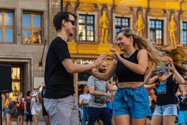 Wroclaw, Polonya - 31 Temmuz 2021: Rueda de Casino pazar meydanında açık etkinlik