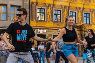 Wroclaw, Polonya - 31 Temmuz 2021: Rueda de Casino pazar meydanında açık etkinlik