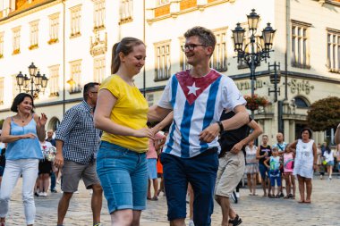Wroclaw, Polonya - 31 Temmuz 2021: Rueda de Casino pazar meydanında açık etkinlik