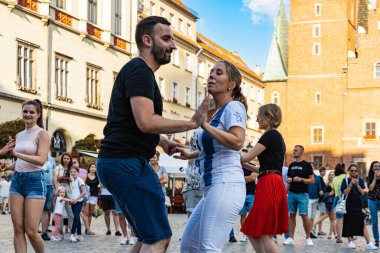 Wroclaw, Polonya - 31 Temmuz 2021: Rueda de Casino pazar meydanında açık etkinlik