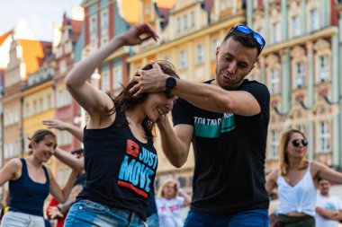 Wroclaw, Polonya - 31 Temmuz 2021: Rueda de Casino pazar meydanında açık etkinlik