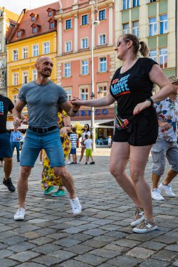 Wroclaw, Polonya - 31 Temmuz 2021: Rueda de Casino pazar meydanında açık etkinlik