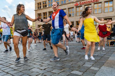 Wroclaw, Polonya - 31 Temmuz 2021: Rueda de Casino pazar meydanında açık etkinlik