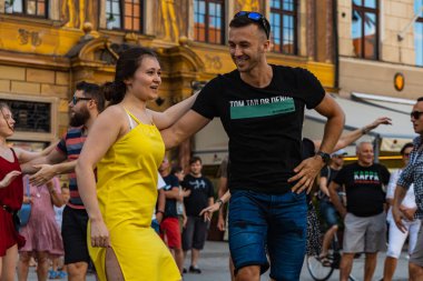 Wroclaw, Polonya - 31 Temmuz 2021: Rueda de Casino pazar meydanında açık etkinlik