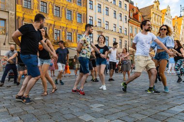Wroclaw, Polonya - 31 Temmuz 2021: Rueda de Casino pazar meydanında açık etkinlik