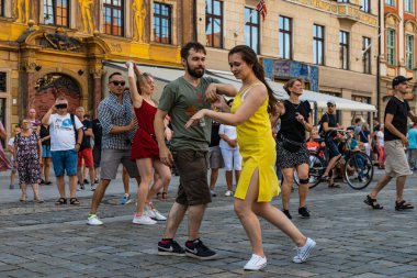 Wroclaw, Polonya - 31 Temmuz 2021: Rueda de Casino pazar meydanında açık etkinlik