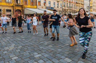 Wroclaw, Polonya - 31 Temmuz 2021: Rueda de Casino pazar meydanında açık etkinlik