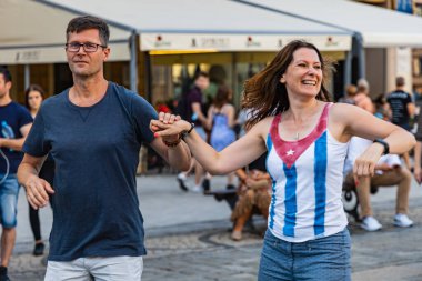 Wroclaw, Polonya - 31 Temmuz 2021: Rueda de Casino pazar meydanında açık etkinlik