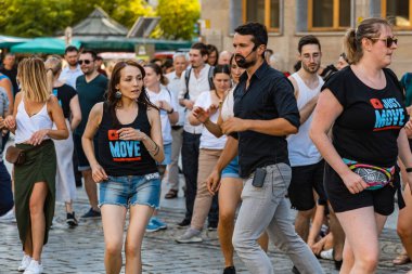 Wroclaw, Polonya - 31 Temmuz 2021: Rueda de Casino pazar meydanında açık etkinlik