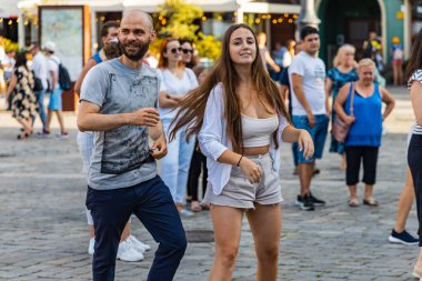 Wroclaw, Polonya - 31 Temmuz 2021: Rueda de Casino pazar meydanında açık etkinlik