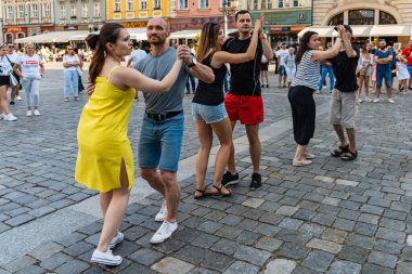 Wroclaw, Polonya - 31 Temmuz 2021: Rueda de Casino pazar meydanında açık etkinlik