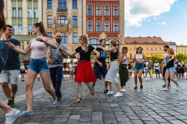 Wroclaw, Polonya - 31 Temmuz 2021: Rueda de Casino pazar meydanında açık etkinlik