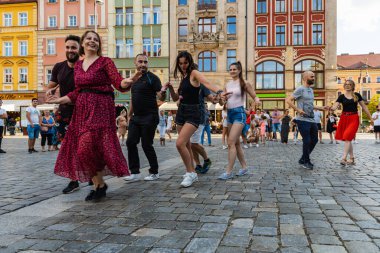 Wroclaw, Polonya - 31 Temmuz 2021: Rueda de Casino pazar meydanında açık etkinlik