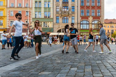 Wroclaw, Polonya - 31 Temmuz 2021: Rueda de Casino pazar meydanında açık etkinlik