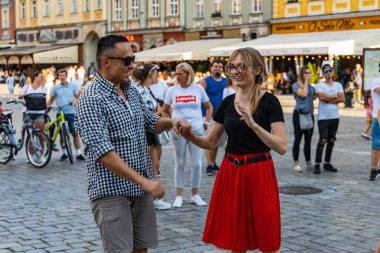 Wroclaw, Polonya - 31 Temmuz 2021: Rueda de Casino pazar meydanında açık etkinlik
