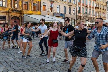 Wroclaw, Polonya - 31 Temmuz 2021: Rueda de Casino pazar meydanında açık etkinlik