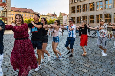 Wroclaw, Polonya - 31 Temmuz 2021: Rueda de Casino pazar meydanında açık etkinlik