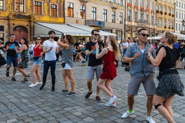 Wroclaw, Polonya - 31 Temmuz 2021: Rueda de Casino pazar meydanında açık etkinlik