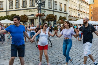 Wroclaw, Polonya - 31 Temmuz 2021: Rueda de Casino pazar meydanında açık etkinlik