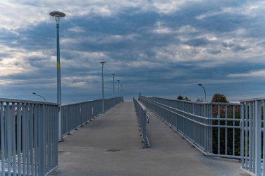 Şehir otoyolu üzerinde uzun beton köprü