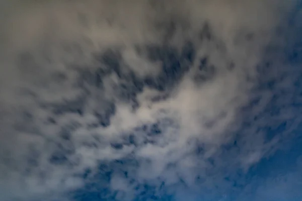 Mørkeblå Himmel Lang Eksponering Med Bevægende Skyer Natten - Stock-foto