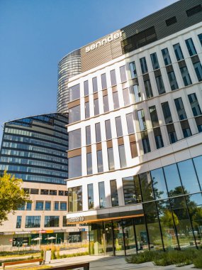 Wroclaw, Polonya - Ağustos 2021: Güney Merkez Gwiazdzista 'daki modern ofis binalarına bakıyorum